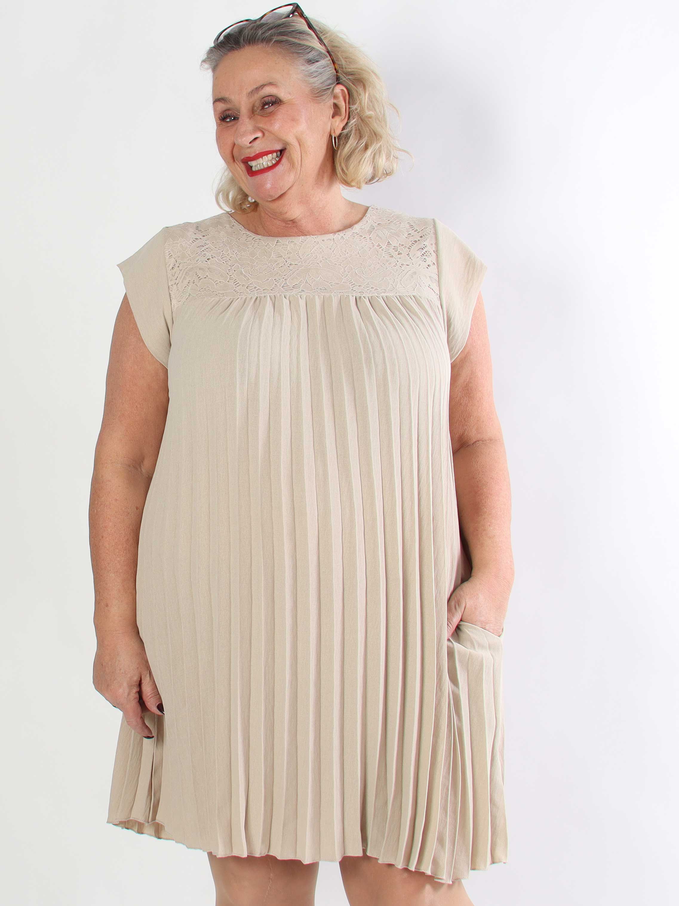 Nancy Lace Short - Plisserad plus size klänning med spets och fickor